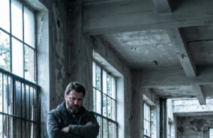 The Weak Dog’s Last Stand: He desperately tried to block the rescuers from entering. When they finally looked beneath his trembling body, their hearts shattered.