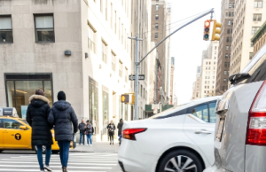 They said the dog lying on the asphalt was just tired… but no one imagined it had been dragged behind a car for several meters, fighting for its life while the city kept moving forward as if it couldn’t see anything.